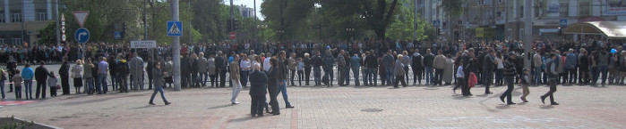 Народ на ул. Артема г. Донецка в ожидании Парада Победы 9 мая 2016 г. 