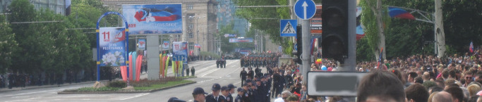 Народ и войска на ул. Артема г. Донецка в ожидании Парада Победы 9 мая 2016 г. 
