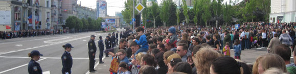 Народ на ул. Артема г. Донецка в ожидании Парада Победы 9 мая 2016 г. 