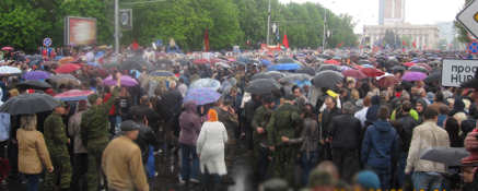 После Парада Победы на центральной улице города Донецка 9 мая 2015 г.