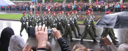Парад Победы на центральной улице города Донецка 9 мая 2015 г.
