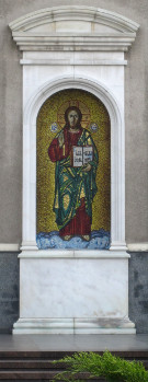 Икона Христа Спасителя у входа в Спасо-Преображенский кафедральный собор г. Донецка
