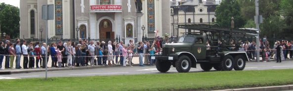 Прохождение военной техники времен Великой Отечественной войны на параде в День Победы 9 мая у Спасо-Преображенского кафедрального собора