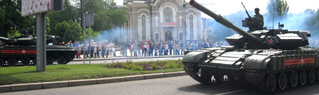 Прохождение военной техники Парада в День Победы 9 мая у Спасо-Преображенского кафедрального собора