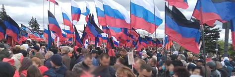 Флаги в руках потомков освободителей Донбасса от фашизма