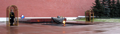 Вечный огонь у Могилы Неизвестного Солдата в Александровском саду у Московского Кремля
