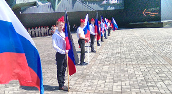 Фото – Флаги в руках потомков освободителей Донбасса 