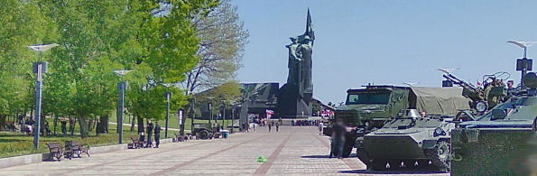 Фото – Площадь у монумента «Твоим освободителям Донбасс» в Донецке. 9 мая 2022 г. Современная военная техника защитников единой Святой Руси